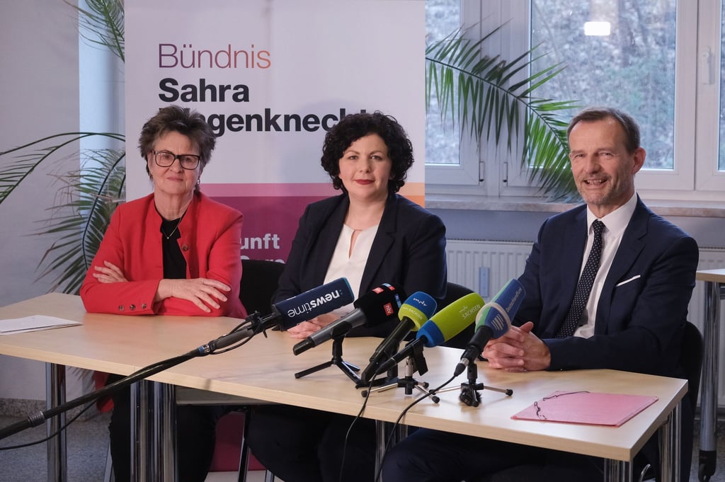 Sabine Zimmermann (l-r), Sachsens BSW-Landesvorsitzende, Amira Mohamed Ali, BSW-Bundesvorsitzende, und Jörg Scheibe, Sachsens Co-Landesvorsitzender.