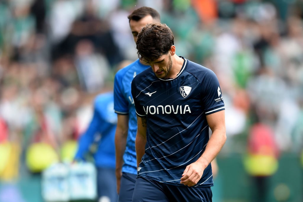 Bochums Goncalo Paciencia geht enttäuscht vom Spielfeld.