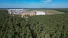 Dichter Wald steht am östlichen Teil des Werksgeländes der Tesla Gigafactory (Aufnahme mit einer Drohne).