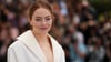 Emma Stone stellt in Cannes ihrem neuen Film „Kinds of Kindness“ vor.