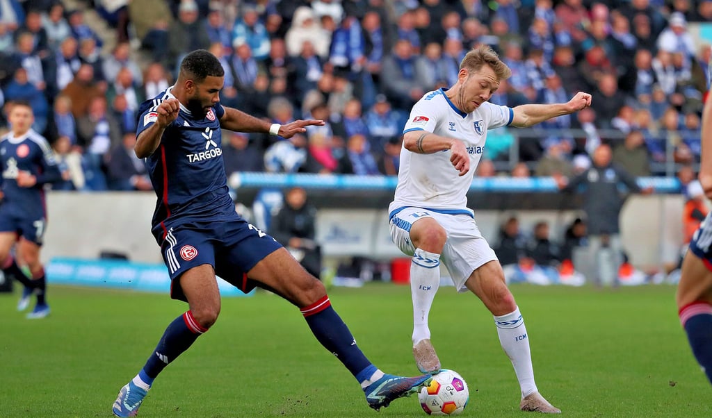 Verlor mit dem FCM beide Heimspiele gegen Düsseldorf: Connor Krempicki (r.), hier gegen Jamil Siebert, der verletzt fehlt.