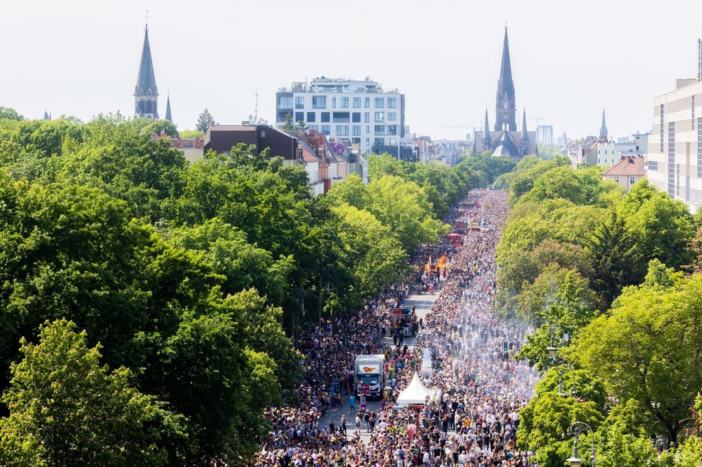 Der Umzug des Karnevals der Kulturen zieht in Berlin-Kreuzberg über die Hasenheide.