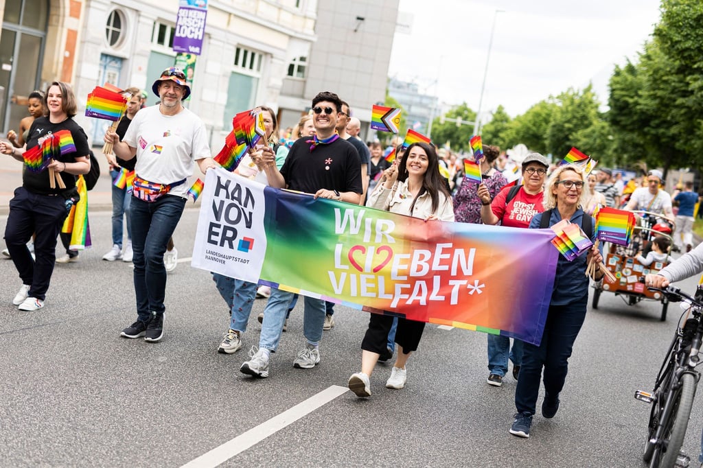 Teilnehmer gehen beim Christopher Street Day (CSD) durch Hannover.