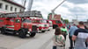 Viel los ist aktuell vor der Genthiner Feuerwache. unter anderem sind historische Feuerwehrfahrzeuge zu sehen. 