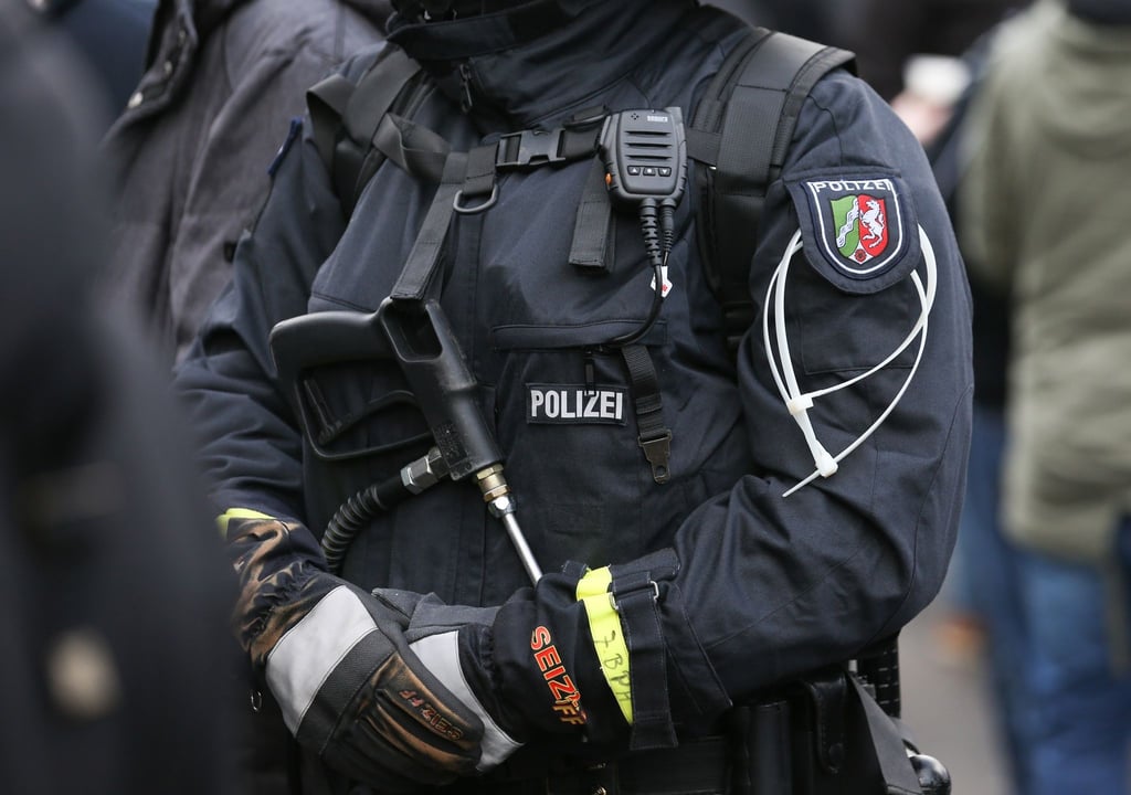 Nach dem Fußball-Bundesligaspiel zwischen Borussia Dortmund und dem SV Darmstadt 98 griffen Problemfans Polizisten an.