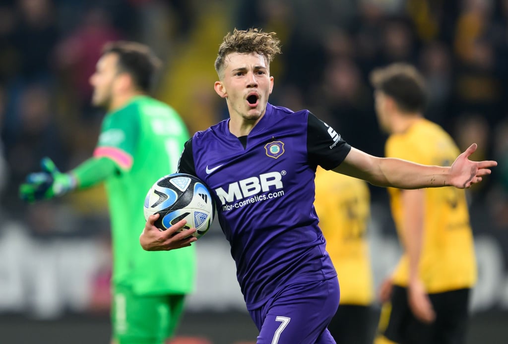 Aues Sean Seitz rennt mit dem Ball in der Hand zum Anstoßpunkt.