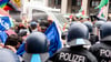 Die Berliner Polizei geht mit Pfefferspray gegen Demonstranten vor.