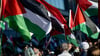 Menschen nehmen an der Demonstration zum Nakba-Gedenktag der Palästinenser teil.
