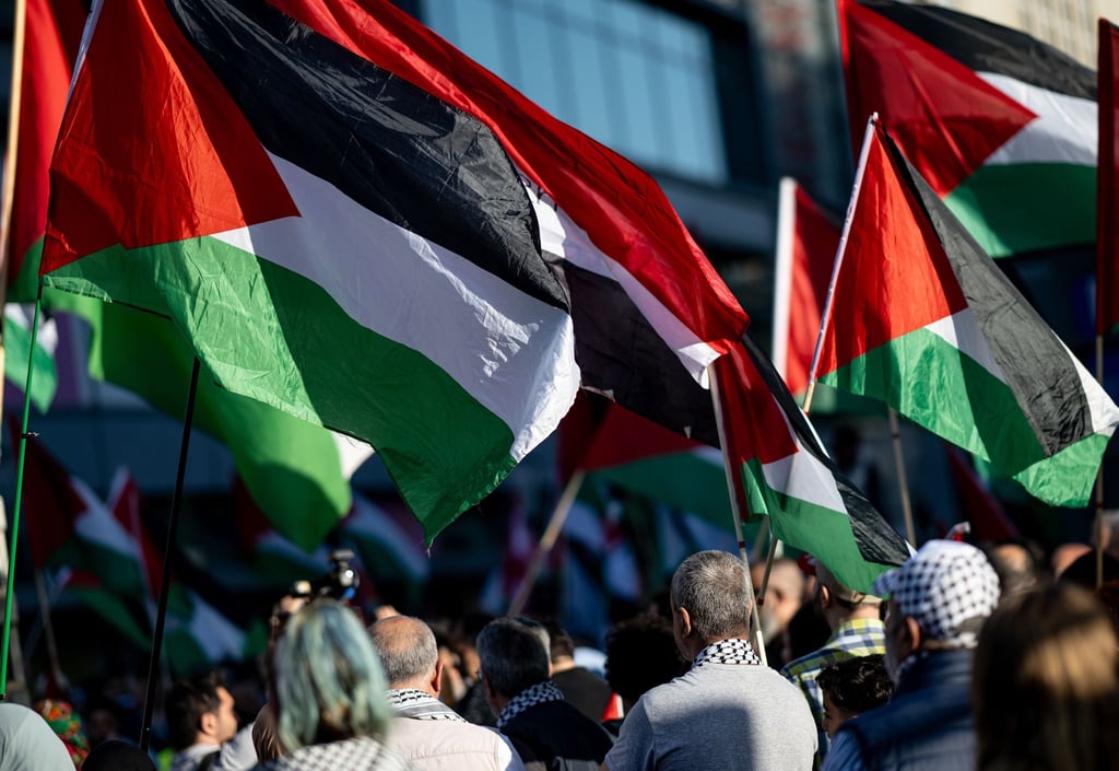 Menschen nehmen an der Demonstration zum Nakba-Gedenktag der Palästinenser teil.