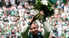 Frank Baumann, Geschäftsführer Fußball beim SV Werder Bremen, wird mit einem Blumenstrauß verabschiedet.