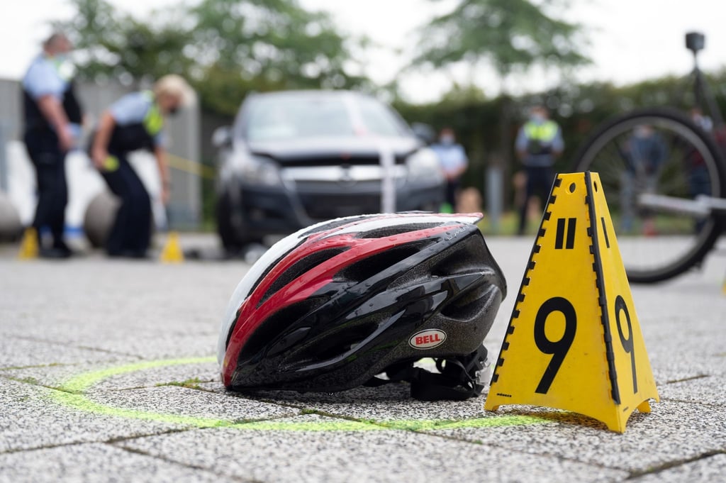 Ein Fahrradfahrer ist in Halle bei einem Unfall schwer verletzt worden.