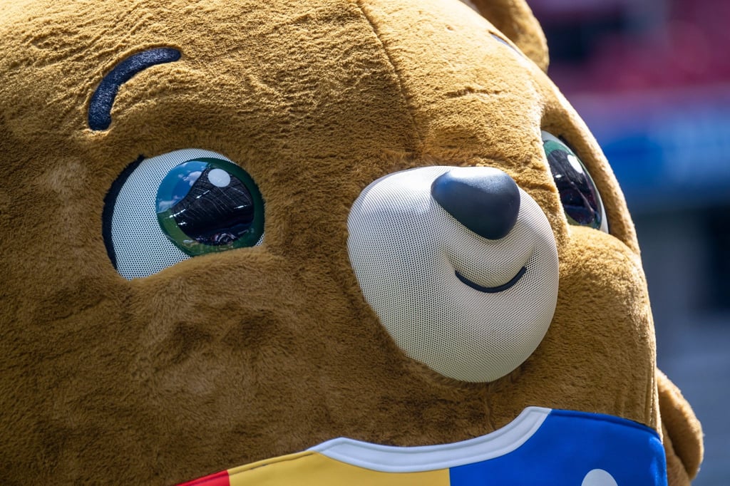 Albärt, das Maskottchen der Fußball-EM 2024, steht während einer Präsentation in der Allianz Arena.