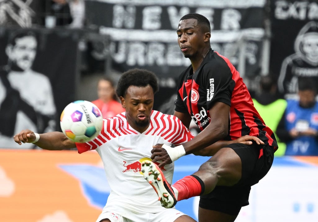 Frankfurts Willian Pacho (r) und Leipzigs Lois Openda kämpfen um den Ball.