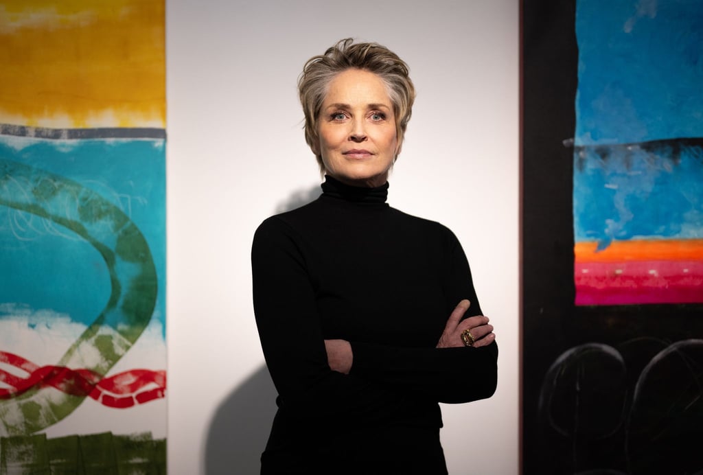 Schauspielerin Sharon Stone im Februar 2024 in einer Galerie in Berlin vor ihren Werken.