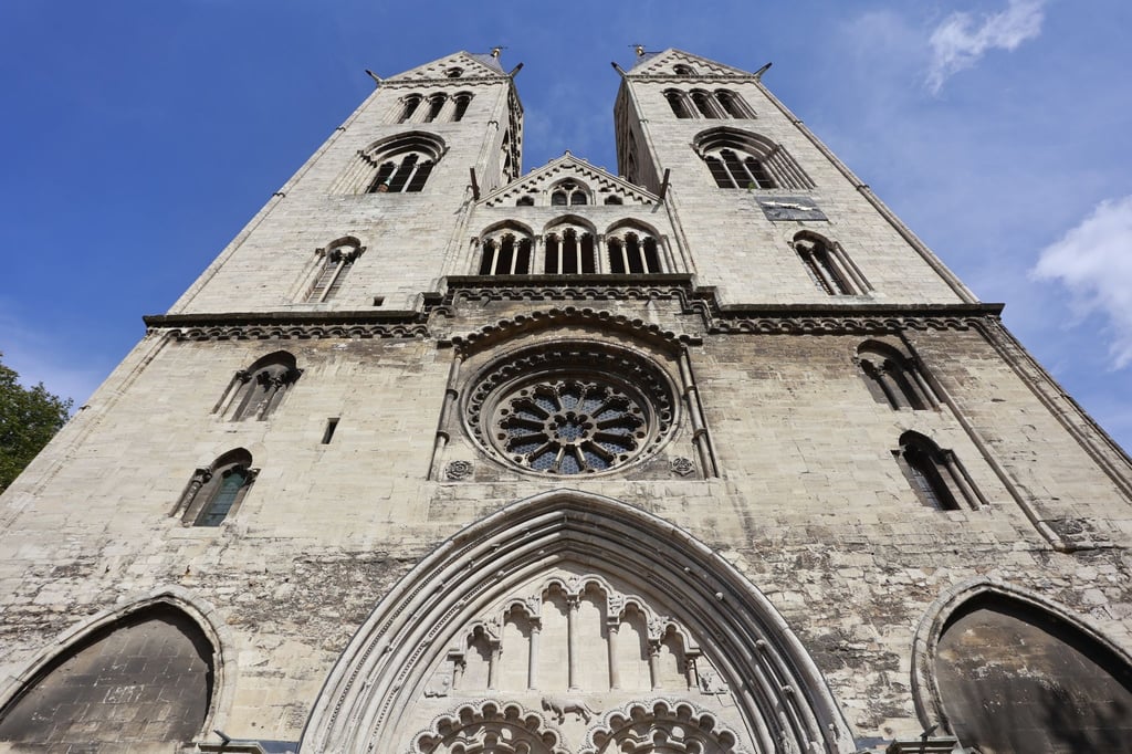 Blick auf das Hauptportal des Halberstädter Domes.