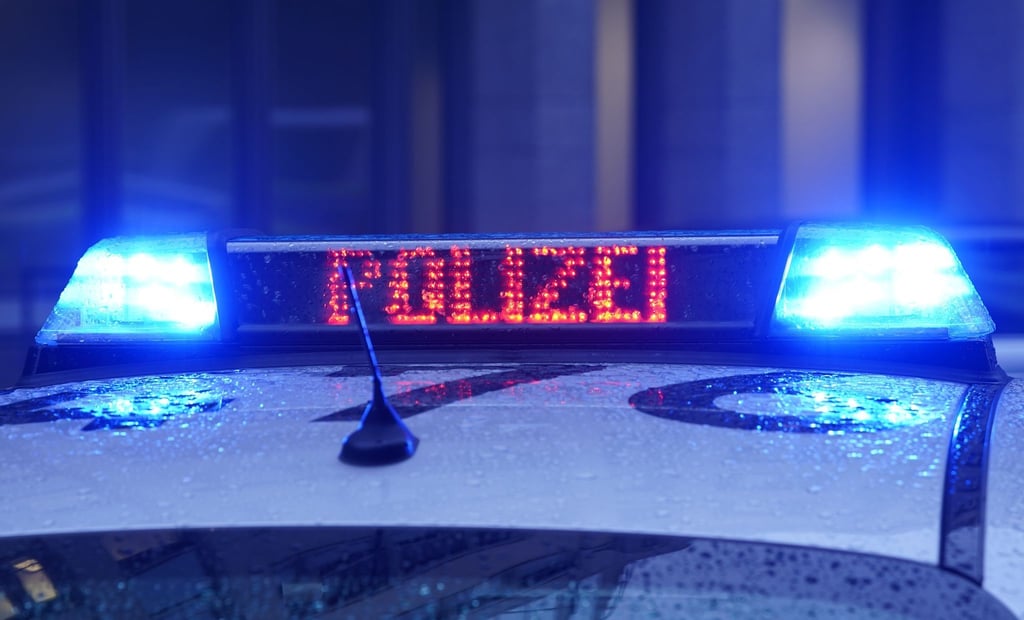 Der Schriftzug "Polizei" ist neben dem Blaulicht auf dem Dach eines Polizeiautos zu lesen.