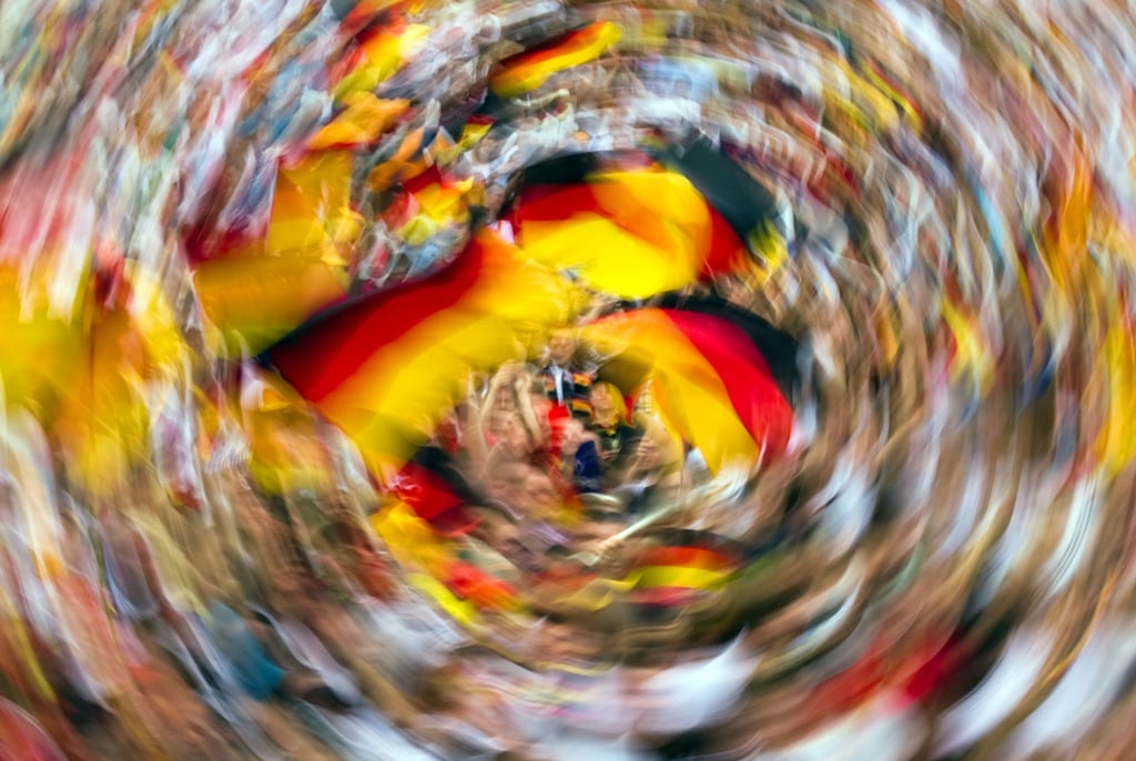 Mit riesiger Freude schwenken Deutschland-Fans beim Public Viewing in Dresden ihre Fahnen.