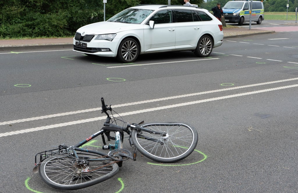 Ein Fahrrad liegt an der Unfalstelle.
