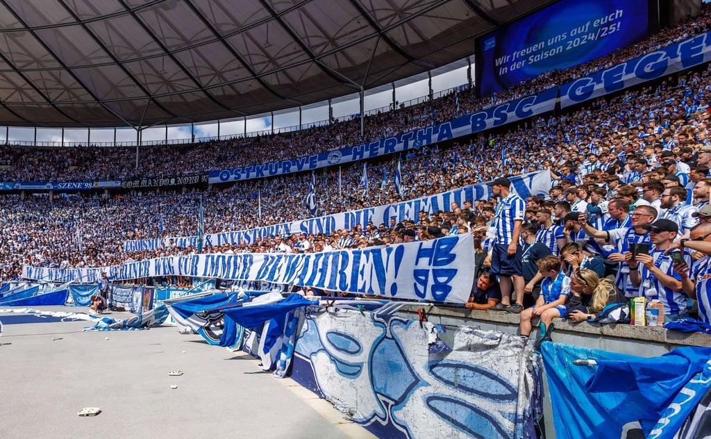Hertha-Fans und die Mannschaft gedenken mit Bannern dem verstorbenen Präsidenten Kay Bernstein.