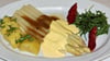 Spargelstangen gibt es in Klietz im Landgasthof „Seeblick“ mit brauner Butter und Sauce hollandaise, garniert mit der ersten Erdbeerernte.