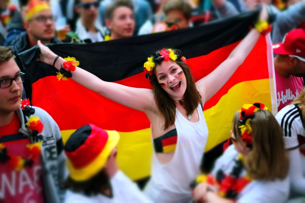 Fans feiern auf einer Public Viewing-Veranstaltung in Hannover. Einige Großstädte halten sich dieses Jahr beim offiziellen Public Viewing zurück.