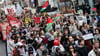 Menschen nehmen an der Propalästinensische Demonstration "Palestine will be free" teil.