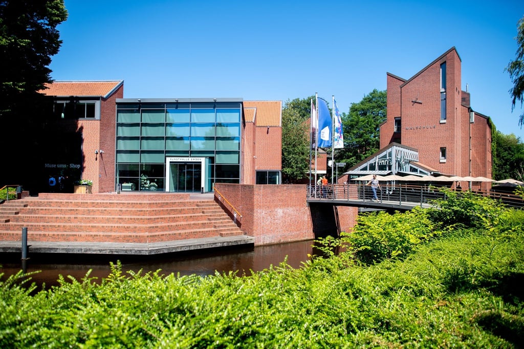 Der gläserne Eingang zur Kunsthalle Emden im Stadtzentrum und die dazugehörige Malschule am Stadtgraben.