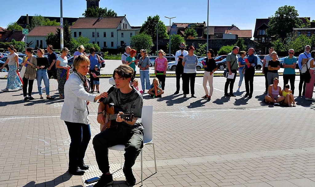 Gegen eine Zusammenlegung der beiden Kreismusikschulen haben Eltern, Lehrer und Schüler vor dem Landratsamt in Haldensleben demonstriert.