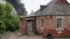 Nach dem Beschuss durch russische Truppen steigt hinter einem Haus in Charkiw eine Rauchsäule auf.