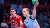 Magdeburgs Omar Ingi Magnusson wirft den Handball.