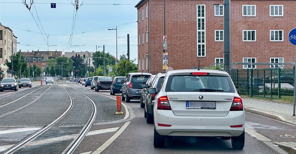 An den Ampeln staut sich der Verkehr am Böllberger Weg in Halle zurück – eine Staufalle ist die neu ausgebaute Straße aber nicht.
