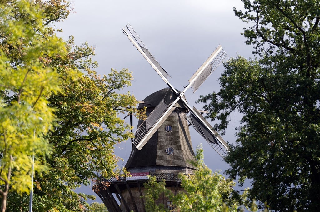Dunkle Regenwolken hinter der Historischen Mühle im Park Sanssouci.