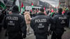Berliner Polizisten begleiten eine propalästinensische Demonstration in Berlin Neukölln.