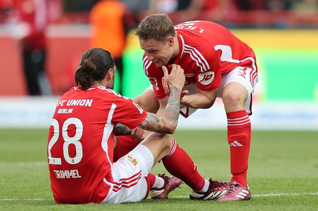 Unions Spieler Christopher Trimmel (l) und Paul Jaeckel jubeln nach dem Sieg.