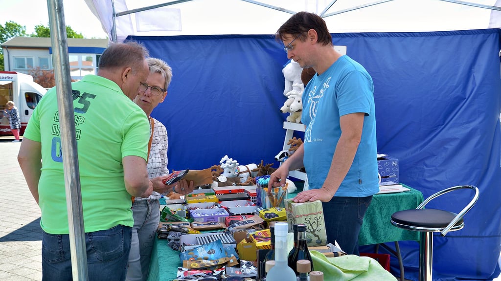 Um eine kleine Attraktion reicher ist der Wochenmarkt in Staßfurt. Jeden ersten Dienstag baut Uwe Bischoff vom Haus des Nordens Halle seinen Stand auf. Hier gibt's unter anderem 40 verschiedene Sorten Lakritze.