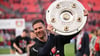 28 Siege und sechs Unentschieden: Leverkusen-Trainer Xabi Alonso jubelt mit der Meisterschale.