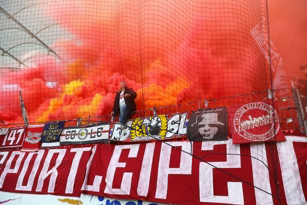 Das Gästeblock von RB Leipzig war in roten Nebel gehüllt.