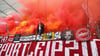 Das Gästeblock von RB Leipzig war in roten Nebel gehüllt.