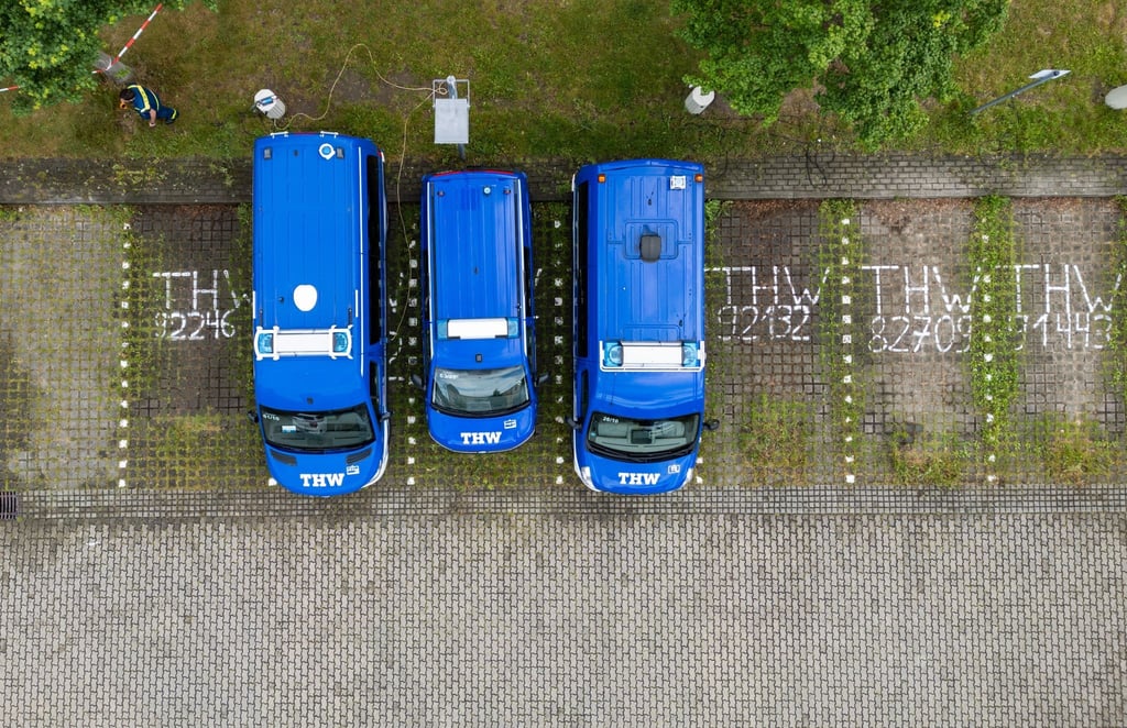 Einsatzfahrzeuge stehen bei der Großübung des Technischen Hilfswerks (THW) „Dresdner Blitz“ auf dem Gelände des THW.
