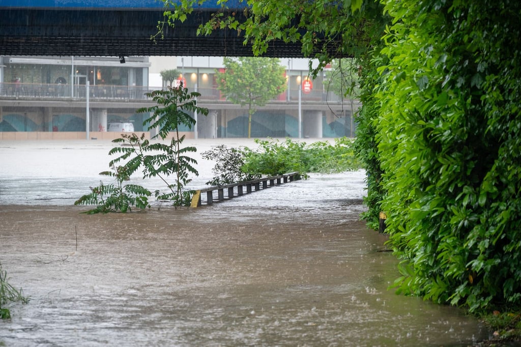Die Saar ist im Bereich der Luisenbrücke über das Ufer und den Radweg getreten, die Stadtautobahn gesperrt.