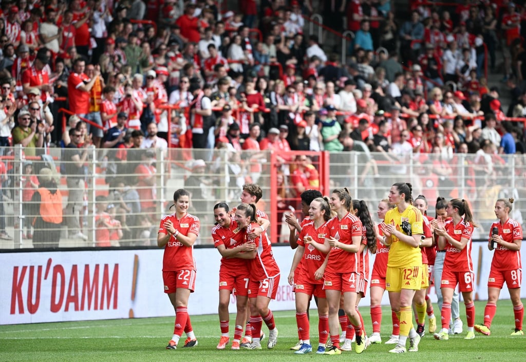 Fußball, Frauen: Regionalliga Nordost, Union Berlin - Hertha BSC, 12. Spieltag, Stadion An der Alten Försterei. Unions Spielerin jubeln nach dem Sieg.