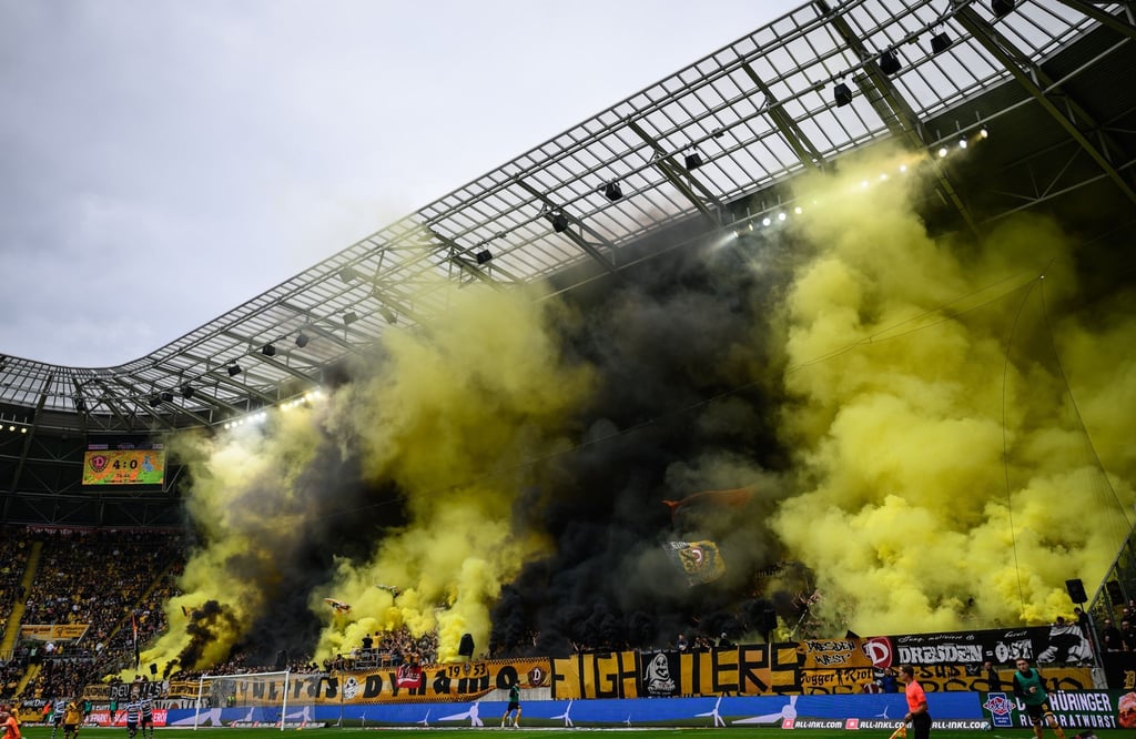 Dynamos Fans im K-Block zünden Pyrotechnik.