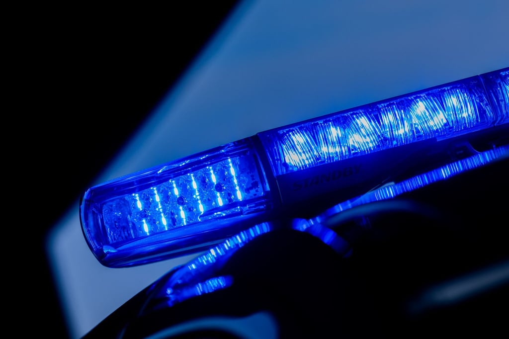 Ein leuchtendes Blaulicht auf einem Einsatzfahrzeug.