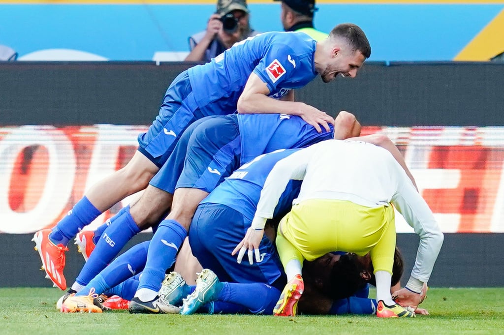 Hoffenheims Mannschaft jubelt über das Tor zum 4:2 gegen den FC Bayern München.