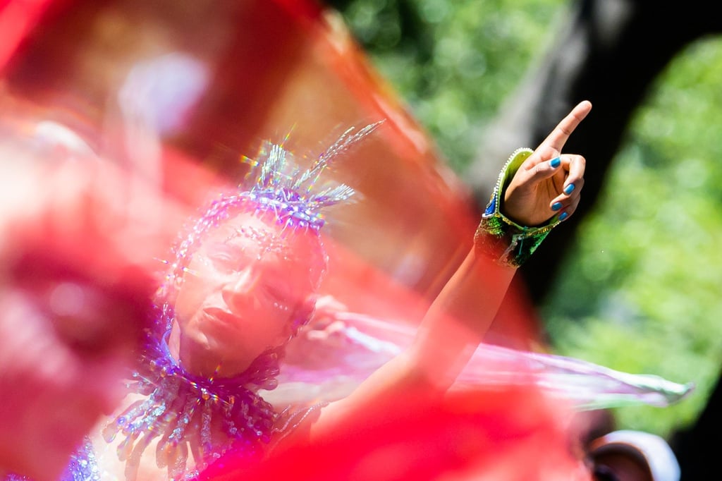 Eine Darstellerin tritt beim Umzug des Karnevals der Kulturen in Berlin-Kreuzberg auf.