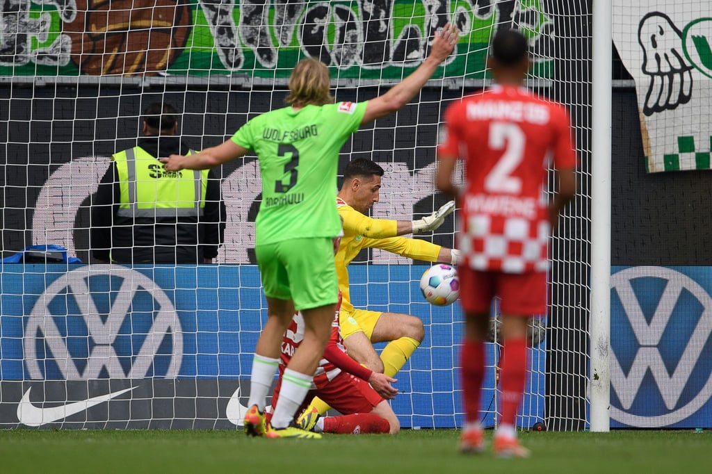 Mainz Sepp van den Berg erzielt gegen Wolfsburgs Torwart Koen Casteels sein Tor zum 1:2.