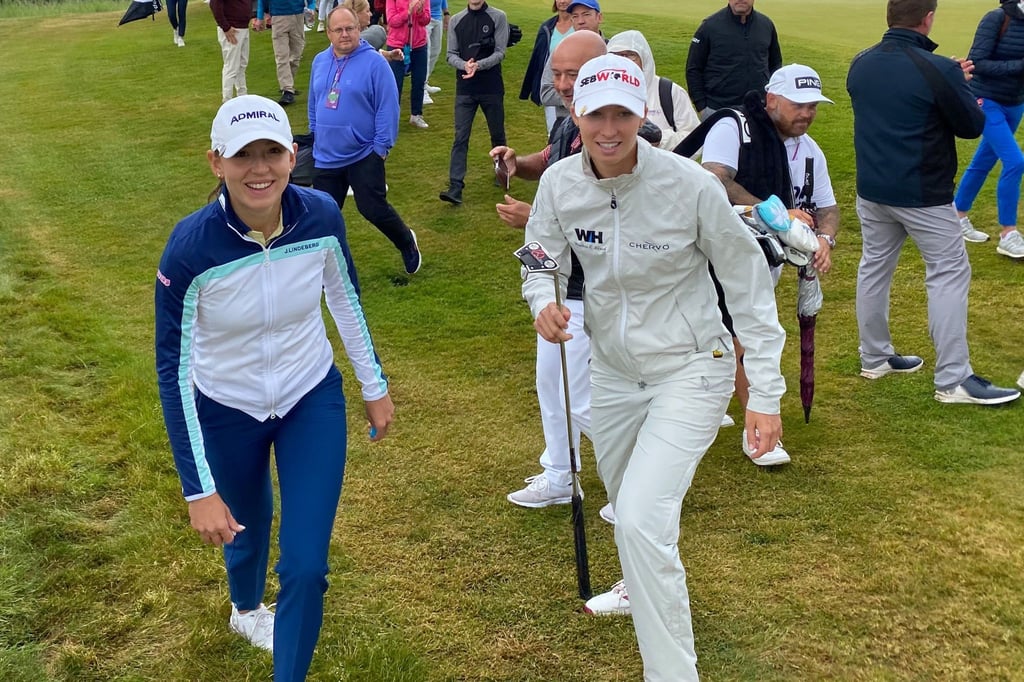 Die Österreicherin Emma Spitz (l) und die Deutsche Alexandra Försterling auf dem Weg zum 12. Abschlag bei dem Amundi German Masters im Golf- und Country Club Seddiner See.