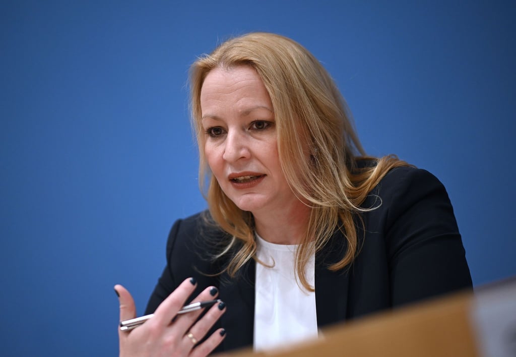 Christine Streichert-Clivot, Ministerin für Bildung und Kultur des Saarlandes und Präsidentin der Kultusministerkonferenz, spricht auf einer Pressekonferenz.