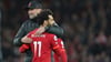 Liverpools Trainer Jürgen Klopp (l) feiert mit seinem Spieler Mohamed Salah nach einem Sieg.