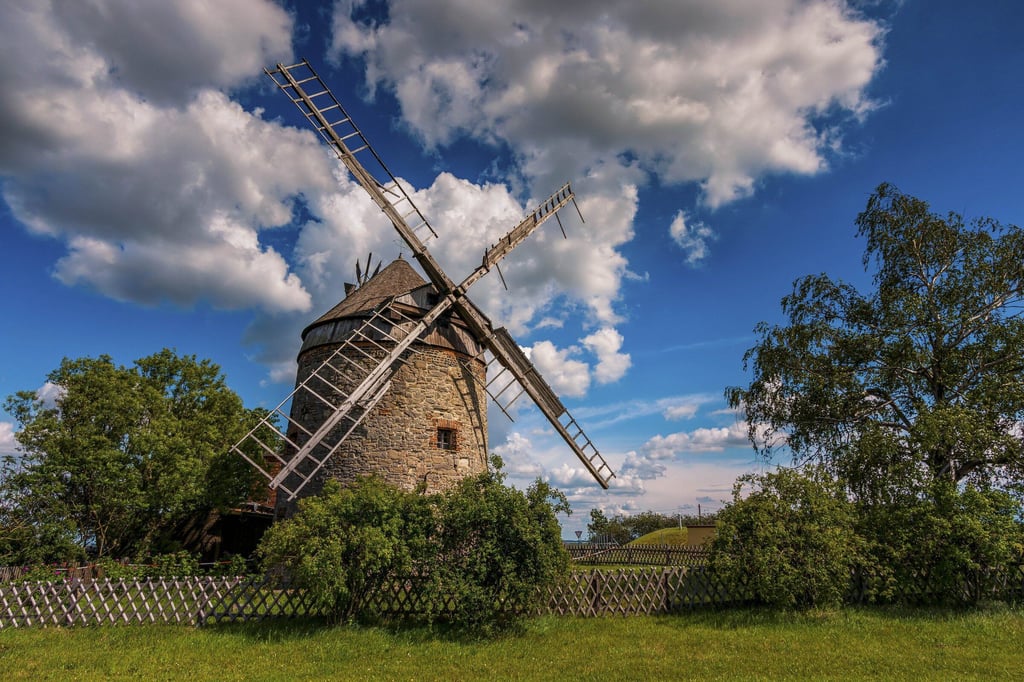 Die Windmühle braucht dringend neue Flügel.